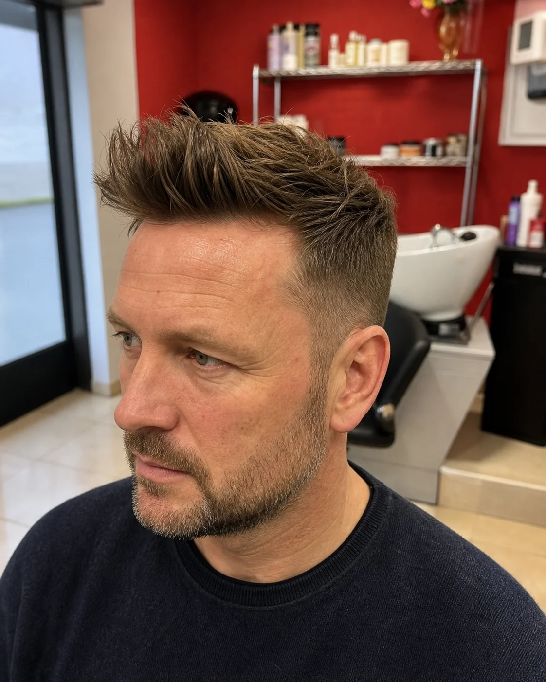 Quiff uomo con barba corta curata nel salone La Chic