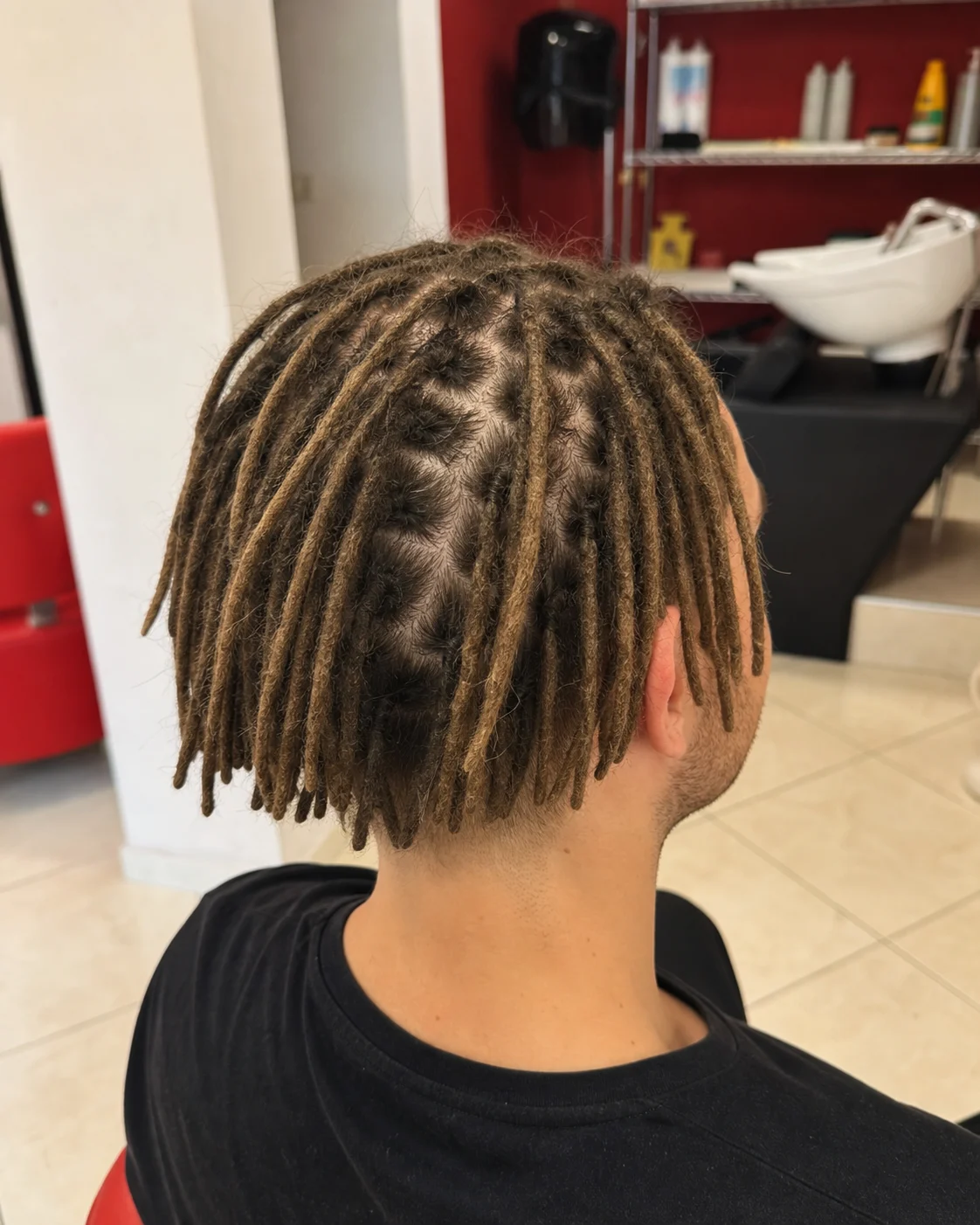 Lavorazione retwist di dreadlocks in salone
