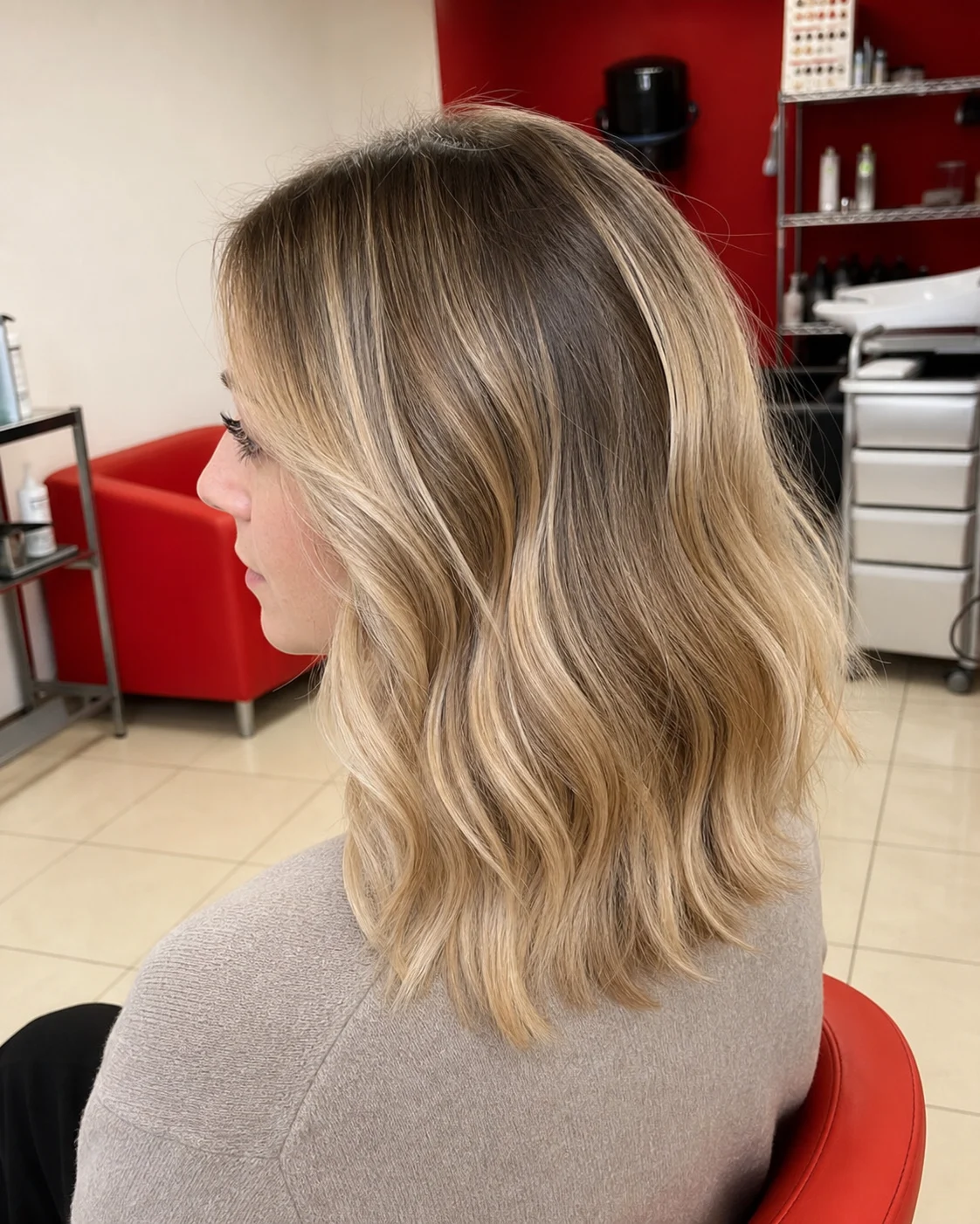 Balayage biondo con piega morbida nel salone La Chic
