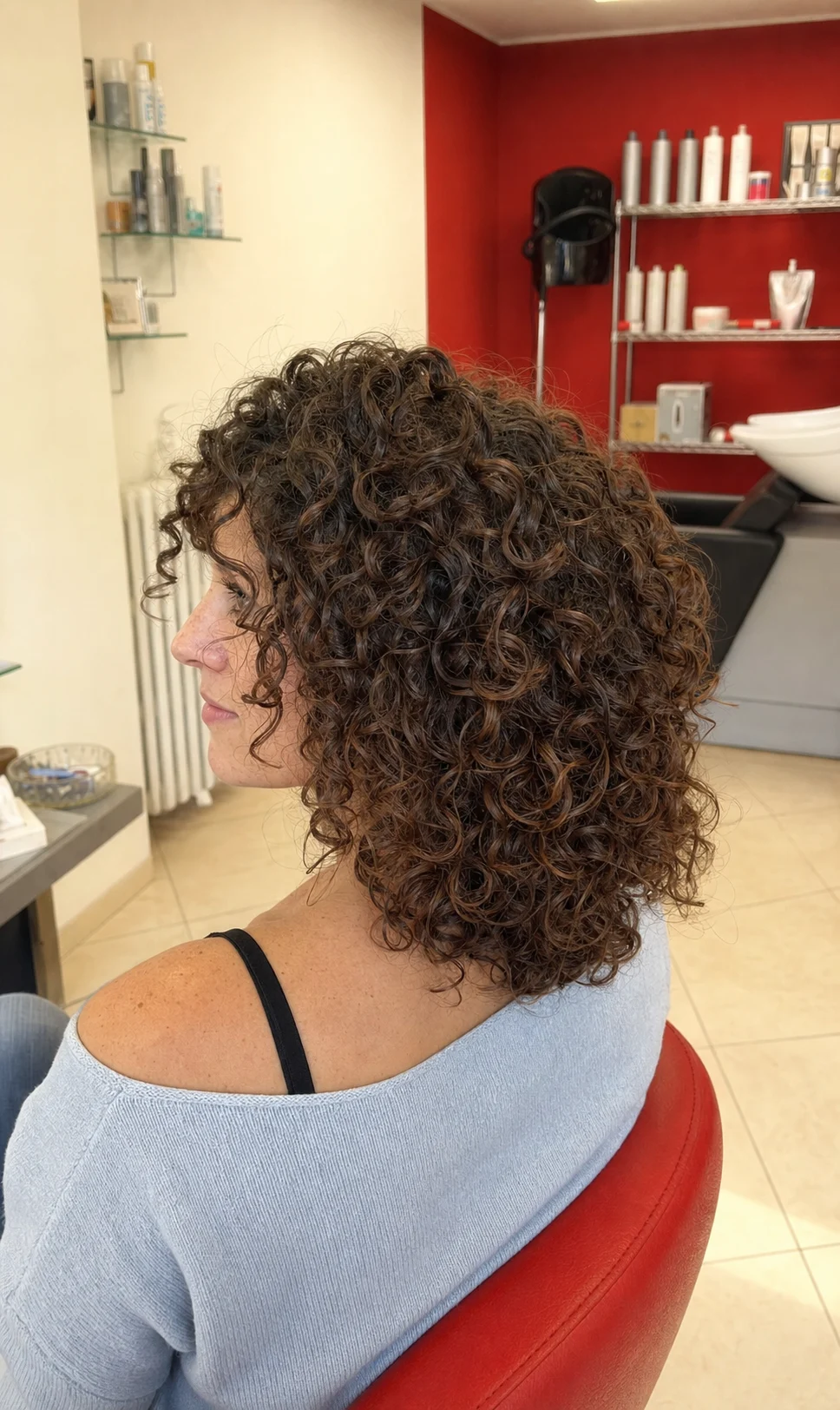 Taglio riccio naturale da donna con forma naturale