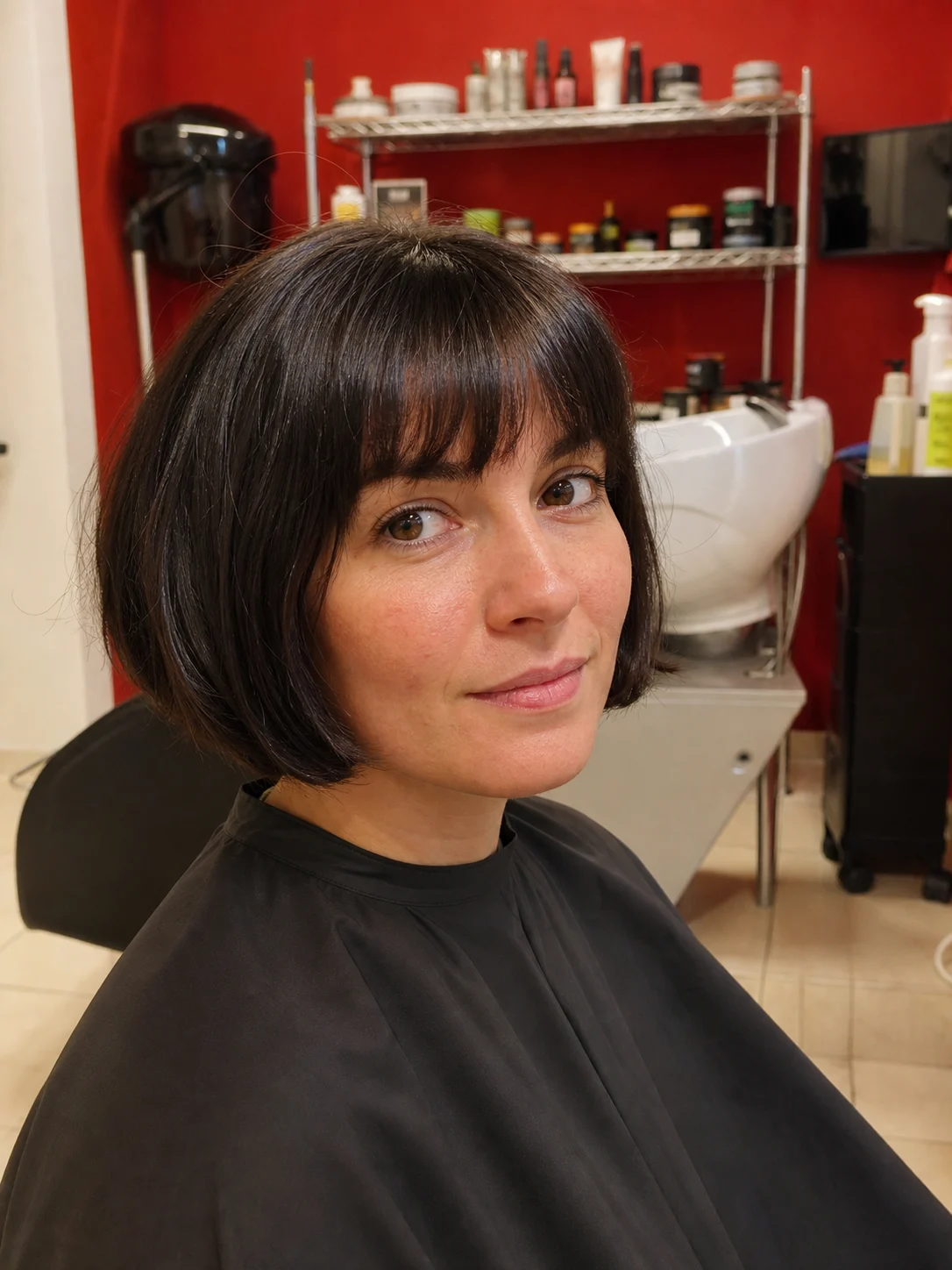 French bob castano con frangia morbida nel salone La Chic