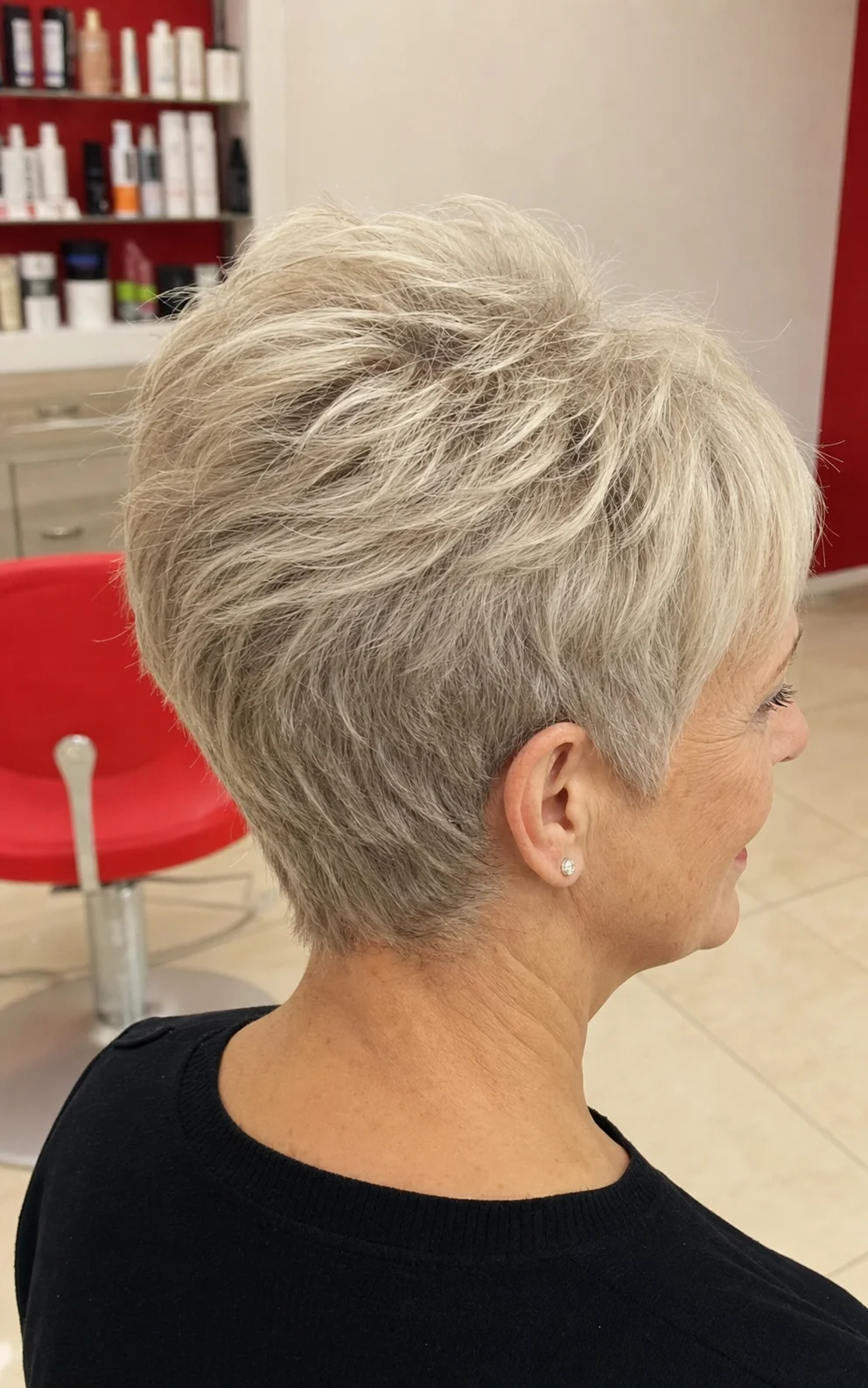 Taglio pixie biondo su donna matura nel salone La Chic